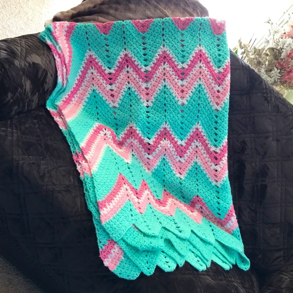 Crocheted Afghan Blanket ZigZag Pattern Handmade - Picture 1 of 3
